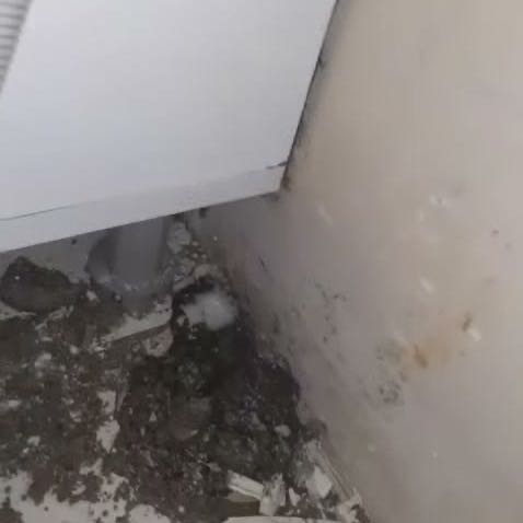 Duvarda boya kabarması ve rutubet lekesi