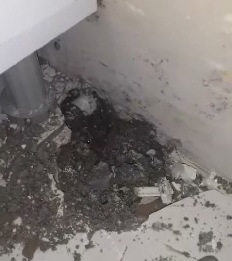 Banyo giderinden geri su geliyor